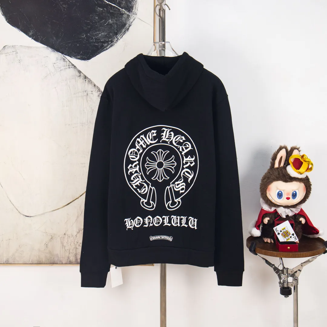 P310 zp version [exclusive supply] Chrome Hearts/Chrome Hearts Tokyo limited horseshoe Sanskrit printed zipper sweatshirt cardigan jacket. High weight, high density and high quality. The wool is soft, delicate and skin-friendly. Soft and silky to the touch. Excellent warmth and skin-friendly properties. Custom-woven and dyed. No color difference in either fabric or workmanship details. Comparing with the ordinary version on the market. Hardware zipper accessories are all customized. Full of details. Color: Black Size: S M L XL No.: FW10945